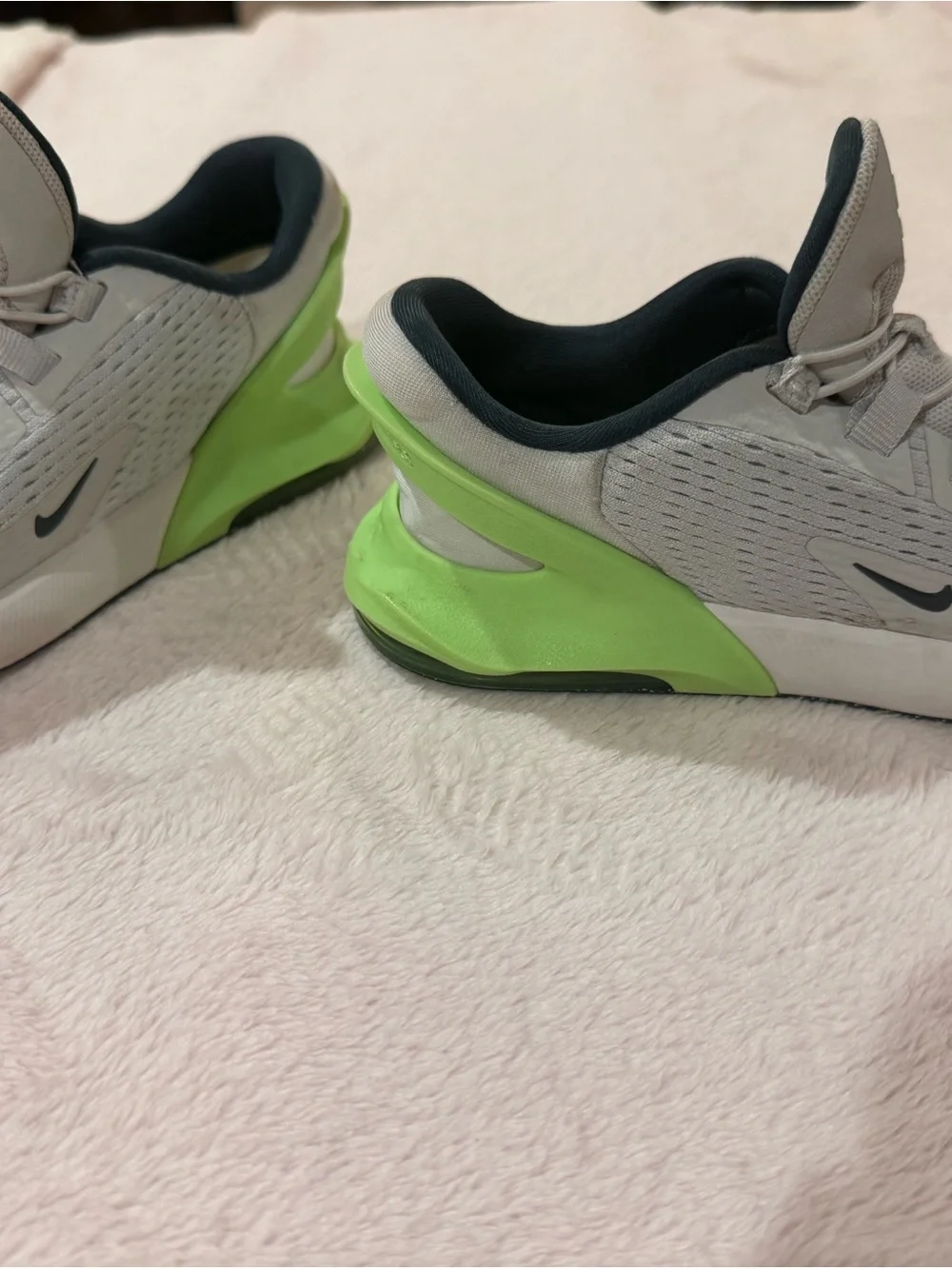 Nike Air Max 270 GO, easy on/off Kids Sneakers with Neon Green Heel Accent